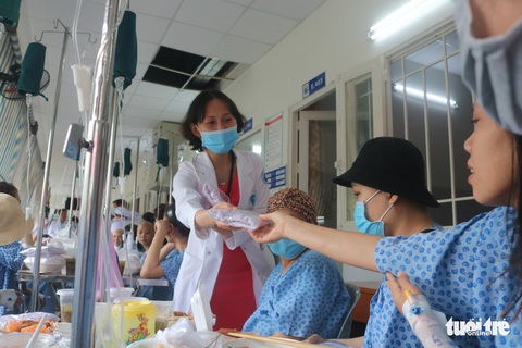 Bữa cơm ngày cuối năm của bệnh nhân ung thư ở Bệnh viện Từ Dũ - Ảnh 8. Bữa cơm ngày cuối năm của bệnh nhân ung thư ở Bệnh viện Từ Dũ - Ảnh 8.