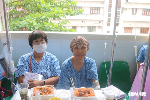 Bữa cơm ngày cuối năm của bệnh nhân ung thư ở Bệnh viện Từ Dũ - Ảnh 6. Bữa cơm ngày cuối năm của bệnh nhân ung thư ở Bệnh viện Từ Dũ - Ảnh 6.
