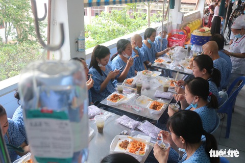 Bữa cơm ngày cuối năm của bệnh nhân ung thư ở Bệnh viện Từ Dũ - Ảnh 2. Bữa cơm ngày cuối năm của bệnh nhân ung thư ở Bệnh viện Từ Dũ - Ảnh 2.