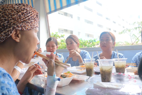 Bữa cơm ngày cuối năm của bệnh nhân ung thư ở Bệnh viện Từ Dũ - Ảnh 5. Bữa cơm ngày cuối năm của bệnh nhân ung thư ở Bệnh viện Từ Dũ - Ảnh 5.