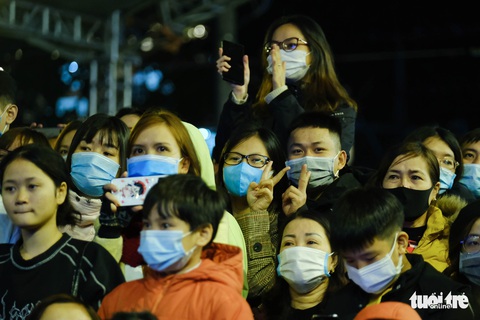 Hàng chục ngàn người Hà Nội, Đà Nẵng đổ ra đường đón năm mới 2021 - Ảnh 12. Hàng chục ngàn người Hà Nội, Đà Nẵng đổ ra đường đón năm mới 2021 - Ảnh 12.
