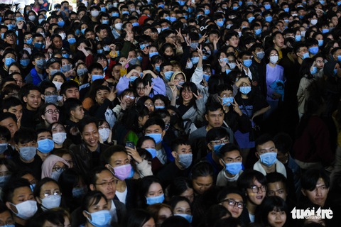 Hàng chục ngàn người Hà Nội, Đà Nẵng đổ ra đường đón năm mới 2021 - Ảnh 14. Hàng chục ngàn người Hà Nội, Đà Nẵng đổ ra đường đón năm mới 2021 - Ảnh 14.