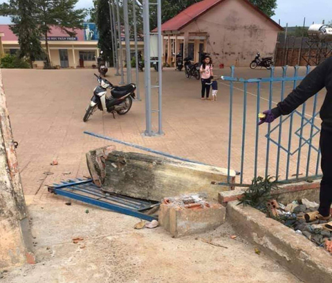 Cổng trường đổ sập chiều nay đè chết học sinh lớp 4 - Ảnh 2. Cổng trường đổ sập chiều nay đè chết học sinh lớp 4 - Ảnh 2.