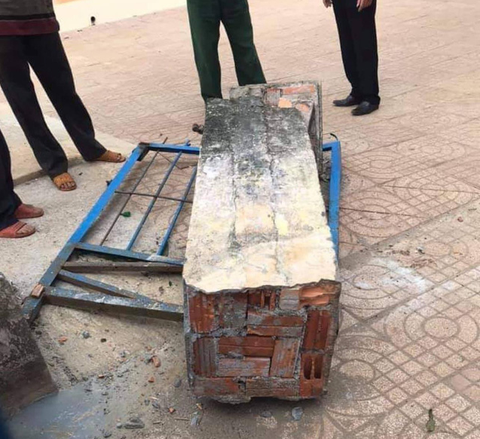 Cổng trường đổ sập chiều nay đè chết học sinh lớp 4 - Ảnh 3. Cổng trường đổ sập chiều nay đè chết học sinh lớp 4 - Ảnh 3.