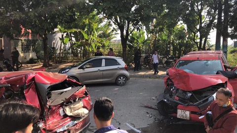Ôtô đâm liên hoàn 3 xe máy và 1 ôtô, làm 1 người chết, 3 bị thương - Ảnh 1. Ôtô đâm liên hoàn 3 xe máy và 1 ôtô, làm 1 người chết, 3 bị thương - Ảnh 1.