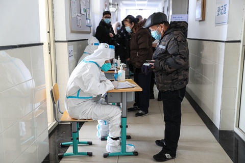 Trung Quốc có người đầu tiên mang biến thể siêu lây nhiễm của virus corona - Ảnh 1. Trung Quốc có người đầu tiên mang biến thể siêu lây nhiễm của virus corona - Ảnh 1.