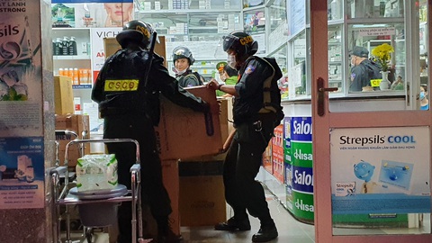 Kiểm tra hệ thống nhà thuốc lớn nhất Đồng Nai, huy động cả cảnh sát cơ động - Ảnh 2. Kiểm tra hệ thống nhà thuốc lớn nhất Đồng Nai, huy động cả cảnh sát cơ động - Ảnh 2.