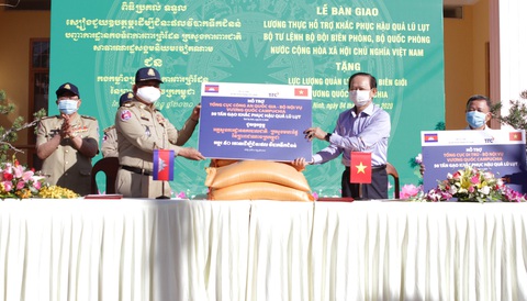100 tấn gạo tặng lực lượng quản lý, bảo vệ biên giới Campuchia - Ảnh 2. 100 tấn gạo tặng lực lượng quản lý, bảo vệ biên giới Campuchia - Ảnh 2.