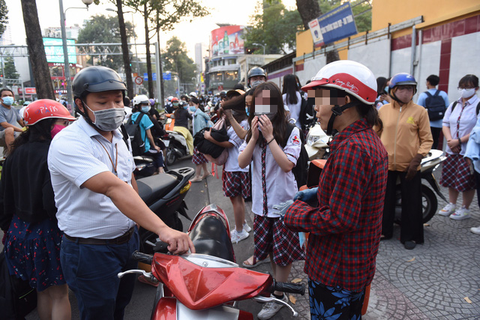 Ngồi nhậu trên vỉa hè, 3 người bị phạt 6 triệu đồng vì không khẩu trang - Ảnh 4. Ngồi nhậu trên vỉa hè, 3 người bị phạt 6 triệu đồng vì không khẩu trang - Ảnh 4.