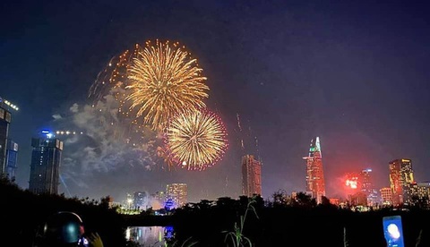 TP.HCM đề xuất bắn pháo hoa mừng Tết Dương lịch 2021 tại 3 điểm - Ảnh 1. TP.HCM đề xuất bắn pháo hoa mừng Tết Dương lịch 2021 tại 3 điểm - Ảnh 1.