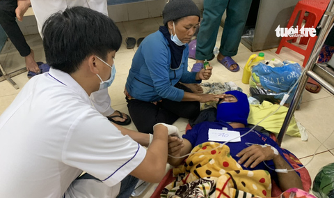 Hơn 150 người ở Gia Lai ngộ độc nghi do ăn xôi đoàn từ thiện - Ảnh 2. Hơn 150 người ở Gia Lai ngộ độc nghi do ăn xôi đoàn từ thiện - Ảnh 2.
