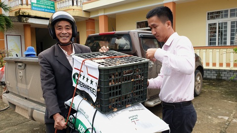 Báo Tuổi Trẻ và GREENFEED tặng cần câu cho nông dân Quảng Trị - Ảnh 1. Báo Tuổi Trẻ và GREENFEED tặng cần câu cho nông dân Quảng Trị - Ảnh 1.