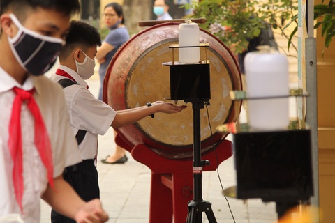 Học sinh Hà Nội phải đeo khẩu trang từ nhà đến trường - Ảnh 1. Học sinh Hà Nội phải đeo khẩu trang từ nhà đến trường - Ảnh 1.