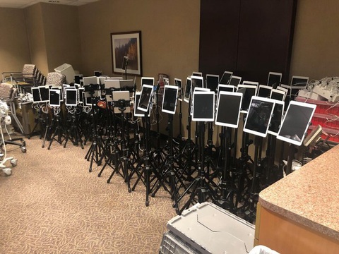 Những chiếc iPad nói lời vĩnh biệt - bức ảnh tan nát trái tim đang chia sẻ trên mạng - Ảnh 1. Những chiếc iPad nói lời vĩnh biệt - bức ảnh tan nát trái tim đang chia sẻ trên mạng - Ảnh 1.