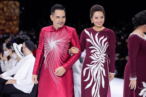 Hoa hậu Khánh Vân làm vedette, NSND Hồng Vân làm người mẫu catwalk cho nhà thiết kế Minh Châu - Ảnh 4. Hoa hậu Khánh Vân làm vedette, NSND Hồng Vân làm người mẫu catwalk cho nhà thiết kế Minh Châu - Ảnh 4.