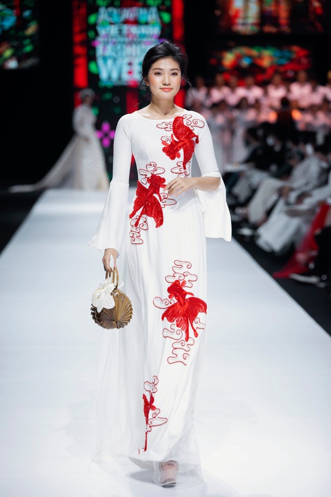 Hoa hậu Khánh Vân làm vedette, NSND Hồng Vân làm người mẫu catwalk cho nhà thiết kế Minh Châu - Ảnh 11. Hoa hậu Khánh Vân làm vedette, NSND Hồng Vân làm người mẫu catwalk cho nhà thiết kế Minh Châu - Ảnh 11.