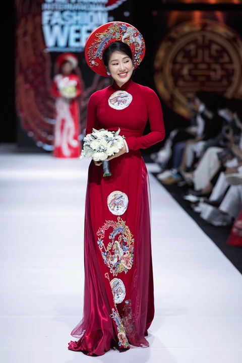 Hoa hậu Khánh Vân làm vedette, NSND Hồng Vân làm người mẫu catwalk cho nhà thiết kế Minh Châu - Ảnh 5. Hoa hậu Khánh Vân làm vedette, NSND Hồng Vân làm người mẫu catwalk cho nhà thiết kế Minh Châu - Ảnh 5.