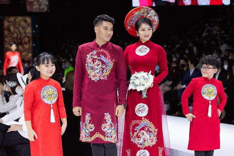 Hoa hậu Khánh Vân làm vedette, NSND Hồng Vân làm người mẫu catwalk cho nhà thiết kế Minh Châu - Ảnh 6. Hoa hậu Khánh Vân làm vedette, NSND Hồng Vân làm người mẫu catwalk cho nhà thiết kế Minh Châu - Ảnh 6.