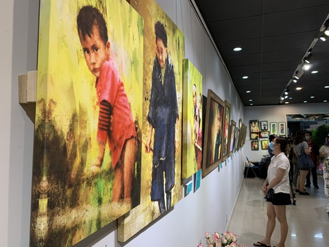 ‘Duyên’ hội ngộ 15 nghệ sĩ, họa sĩ, điêu khắc gia cùng niên khóa trong một triển lãm - Ảnh 4. ‘Duyên’ hội ngộ 15 nghệ sĩ, họa sĩ, điêu khắc gia cùng niên khóa trong một triển lãm - Ảnh 4.