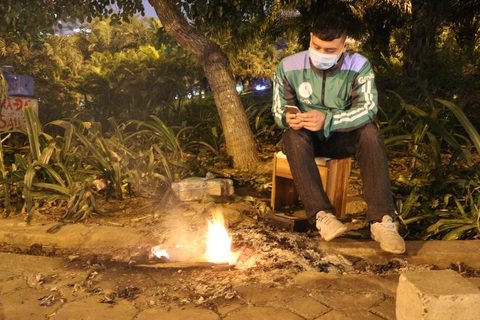 Người lao động co ro mưu sinh trong giá rét cuối năm - Ảnh 4. Người lao động co ro mưu sinh trong giá rét cuối năm - Ảnh 4.