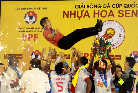 Bóng đá chuyên nghiệp Việt Nam: Dễ vỡ khi ông chủ buông tay - Ảnh 1. Bóng đá chuyên nghiệp Việt Nam: Dễ vỡ khi ông chủ buông tay - Ảnh 1.