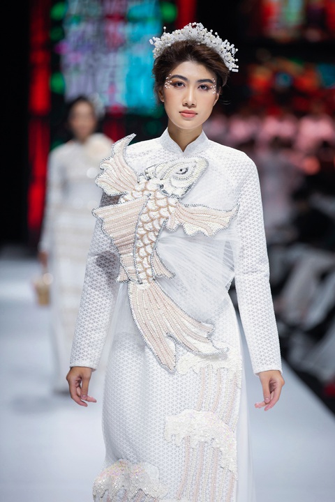 Hoa hậu Khánh Vân làm vedette, NSND Hồng Vân làm người mẫu catwalk cho nhà thiết kế Minh Châu - Ảnh 10. Hoa hậu Khánh Vân làm vedette, NSND Hồng Vân làm người mẫu catwalk cho nhà thiết kế Minh Châu - Ảnh 10.
