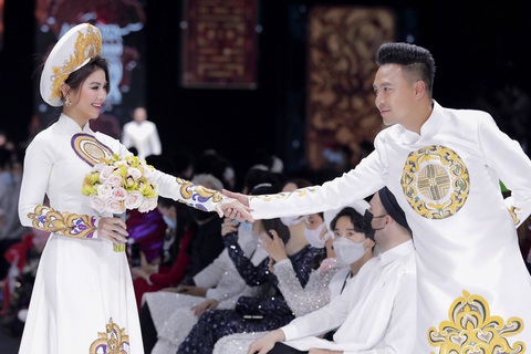 Hoa hậu Khánh Vân làm vedette, NSND Hồng Vân làm người mẫu catwalk cho nhà thiết kế Minh Châu - Ảnh 7. Hoa hậu Khánh Vân làm vedette, NSND Hồng Vân làm người mẫu catwalk cho nhà thiết kế Minh Châu - Ảnh 7.