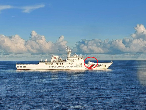 Tàu hải cảnh lớn của Trung Quốc ngang nhiên xâm phạm trên Biển Đông - Ảnh 1. Tàu hải cảnh lớn của Trung Quốc ngang nhiên xâm phạm trên Biển Đông - Ảnh 1.