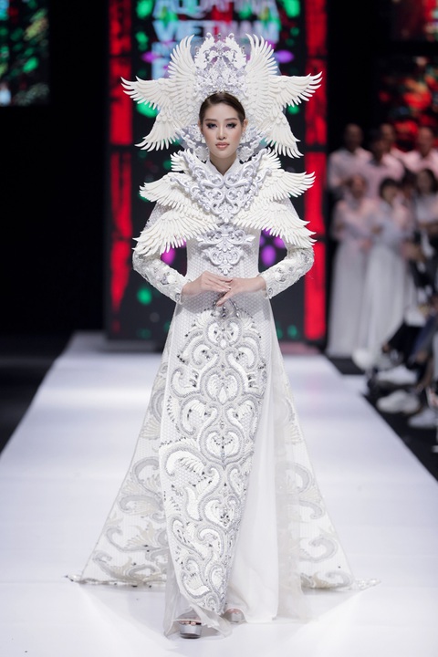 Hoa hậu Khánh Vân làm vedette, NSND Hồng Vân làm người mẫu catwalk cho nhà thiết kế Minh Châu - Ảnh 1. Hoa hậu Khánh Vân làm vedette, NSND Hồng Vân làm người mẫu catwalk cho nhà thiết kế Minh Châu - Ảnh 1.