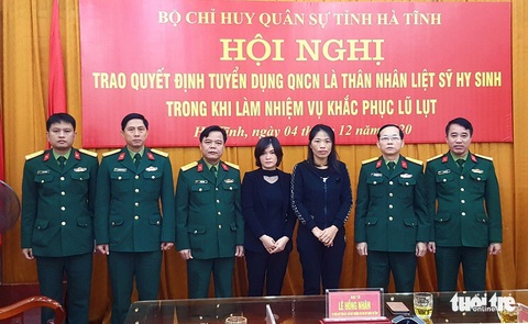 Tuyển dụng vợ của hai liệt sĩ Đoàn 337 làm quân nhân chuyên nghiệp - Ảnh 1. Tuyển dụng vợ của hai liệt sĩ Đoàn 337 làm quân nhân chuyên nghiệp - Ảnh 1.