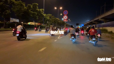 Hàng trăm quái xế lại quậy tưng quốc lộ 1 ở quận 9 - Ảnh 7. Hàng trăm quái xế lại quậy tưng quốc lộ 1 ở quận 9 - Ảnh 7.