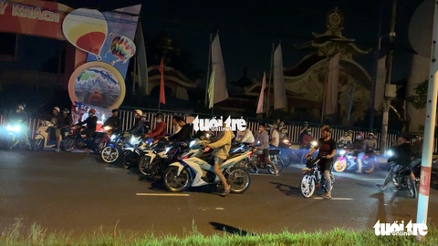Hàng trăm quái xế lại quậy tưng quốc lộ 1 ở quận 9 - Ảnh 5. Hàng trăm quái xế lại quậy tưng quốc lộ 1 ở quận 9 - Ảnh 5.