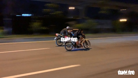 Hàng trăm quái xế lại quậy tưng quốc lộ 1 ở quận 9 - Ảnh 6. Hàng trăm quái xế lại quậy tưng quốc lộ 1 ở quận 9 - Ảnh 6.