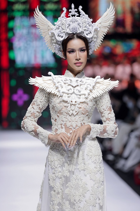 Hoa hậu Khánh Vân làm vedette, NSND Hồng Vân làm người mẫu catwalk cho nhà thiết kế Minh Châu - Ảnh 2. Hoa hậu Khánh Vân làm vedette, NSND Hồng Vân làm người mẫu catwalk cho nhà thiết kế Minh Châu - Ảnh 2.