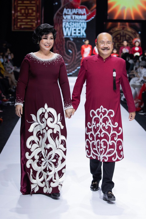 Hoa hậu Khánh Vân làm vedette, NSND Hồng Vân làm người mẫu catwalk cho nhà thiết kế Minh Châu - Ảnh 3. Hoa hậu Khánh Vân làm vedette, NSND Hồng Vân làm người mẫu catwalk cho nhà thiết kế Minh Châu - Ảnh 3.