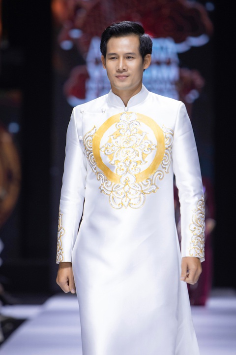 Hoa hậu Khánh Vân làm vedette, NSND Hồng Vân làm người mẫu catwalk cho nhà thiết kế Minh Châu - Ảnh 8. Hoa hậu Khánh Vân làm vedette, NSND Hồng Vân làm người mẫu catwalk cho nhà thiết kế Minh Châu - Ảnh 8.