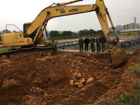 Cảnh sát môi trường lắc đầu với hệ thống ống ngầm xả nước thải vào hang ngầm - Ảnh 1. Cảnh sát môi trường lắc đầu với hệ thống ống ngầm xả nước thải vào hang ngầm - Ảnh 1.