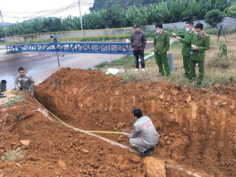 Cảnh sát môi trường lắc đầu với hệ thống ống ngầm xả nước thải vào hang ngầm - Ảnh 2. Cảnh sát môi trường lắc đầu với hệ thống ống ngầm xả nước thải vào hang ngầm - Ảnh 2.