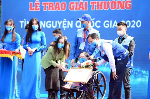 ‘Xương thủy tinh’ Ngọc Tâm nhận giải thưởng Tình nguyện quốc gia năm 2020 - Ảnh 1. ‘Xương thủy tinh’ Ngọc Tâm nhận giải thưởng Tình nguyện quốc gia năm 2020 - Ảnh 1.