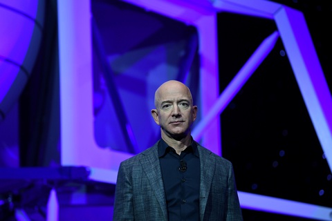 Tỉ phú Jeff Bezos khẳng định sẽ đưa người phụ nữ đầu tiên lên Mặt Trăng - Ảnh 1. Tỉ phú Jeff Bezos khẳng định sẽ đưa người phụ nữ đầu tiên lên Mặt Trăng - Ảnh 1.