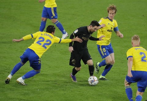 Messi sút 10 lần 0 bàn thắng, Barca bại trận trước tân binh Cadiz - Ảnh 2. Messi sút 10 lần 0 bàn thắng, Barca bại trận trước tân binh Cadiz - Ảnh 2.