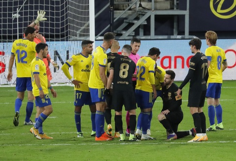 Messi sút 10 lần 0 bàn thắng, Barca bại trận trước tân binh Cadiz - Ảnh 1. Messi sút 10 lần 0 bàn thắng, Barca bại trận trước tân binh Cadiz - Ảnh 1.