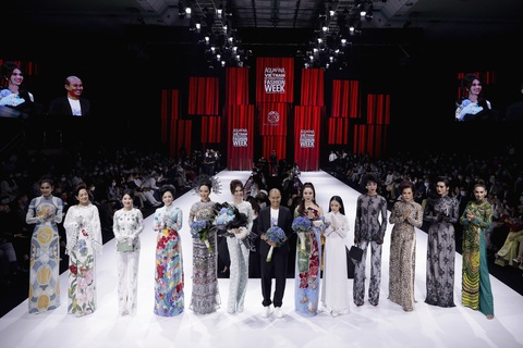 Ngọc Trinh hóa quý cô thanh lịch, hoa hậu Giáng My quyến rũ trên sàn catwalk - Ảnh 9. Ngọc Trinh hóa quý cô thanh lịch, hoa hậu Giáng My quyến rũ trên sàn catwalk - Ảnh 9.