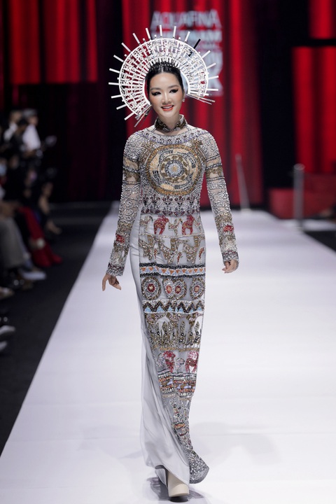 Ngọc Trinh hóa quý cô thanh lịch, hoa hậu Giáng My quyến rũ trên sàn catwalk - Ảnh 2. Ngọc Trinh hóa quý cô thanh lịch, hoa hậu Giáng My quyến rũ trên sàn catwalk - Ảnh 2.