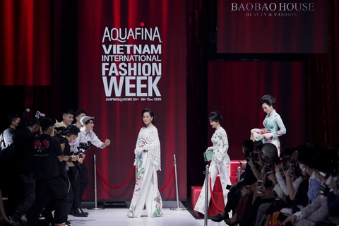 Ngọc Trinh hóa quý cô thanh lịch, hoa hậu Giáng My quyến rũ trên sàn catwalk - Ảnh 7. Ngọc Trinh hóa quý cô thanh lịch, hoa hậu Giáng My quyến rũ trên sàn catwalk - Ảnh 7.