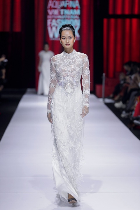 Ngọc Trinh hóa quý cô thanh lịch, hoa hậu Giáng My quyến rũ trên sàn catwalk - Ảnh 5. Ngọc Trinh hóa quý cô thanh lịch, hoa hậu Giáng My quyến rũ trên sàn catwalk - Ảnh 5.