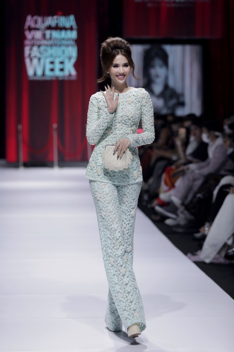 Ngọc Trinh hóa quý cô thanh lịch, hoa hậu Giáng My quyến rũ trên sàn catwalk - Ảnh 1. Ngọc Trinh hóa quý cô thanh lịch, hoa hậu Giáng My quyến rũ trên sàn catwalk - Ảnh 1.