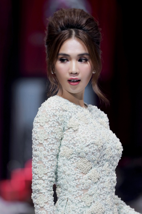 Ngọc Trinh hóa quý cô thanh lịch, hoa hậu Giáng My quyến rũ trên sàn catwalk - Ảnh 4. Ngọc Trinh hóa quý cô thanh lịch, hoa hậu Giáng My quyến rũ trên sàn catwalk - Ảnh 4.