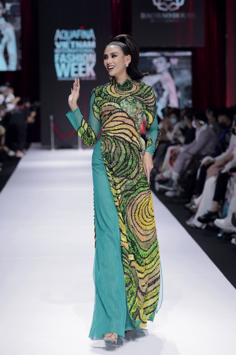 Ngọc Trinh hóa quý cô thanh lịch, hoa hậu Giáng My quyến rũ trên sàn catwalk - Ảnh 3. Ngọc Trinh hóa quý cô thanh lịch, hoa hậu Giáng My quyến rũ trên sàn catwalk - Ảnh 3.
