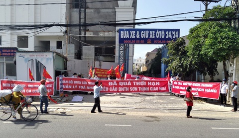 Giăng băngrôn, phát loa tố chủ đầu tư ở Vũng Tàu lừa đảo - Ảnh 2. Giăng băngrôn, phát loa tố chủ đầu tư ở Vũng Tàu lừa đảo - Ảnh 2.